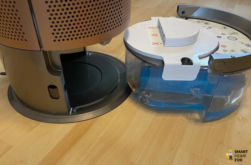 Leise mobile Klimaanlage ohne Abluftschlauch wird mit Eiswürfeln und zusätzlichen Kühlakkus gefüllt, um für einen besseren Kühleffekt zu sorgen.